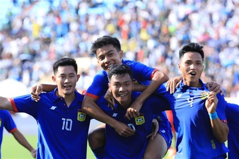 第31届东运会男足比赛：老挝队和新加坡队以2比2握手言和