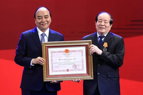 越南国家主席阮春福向诗人友请授予二级独立勋章