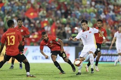 第31届东运会男足比赛： 越南队以2比0击败东帝汶队 以小组首位晋级半决赛