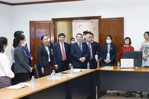 越南国会副主席阮德海走访老挝国会办公室人员越南语培训班