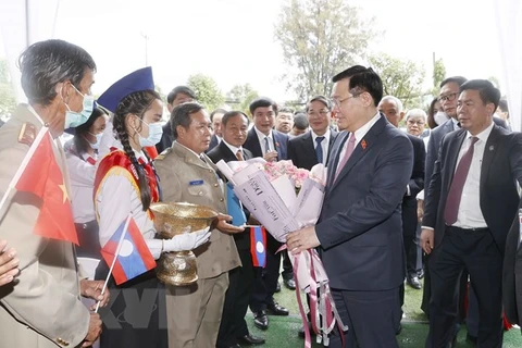 越南国会主席王廷惠走访老挝占巴塞少数民族寄宿学校
