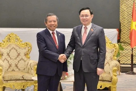越南国会主席王廷惠会见老挝技术和通信部部长兼老越友好协会主席