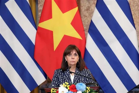 希腊总统萨克拉罗普卢圆满结束对越南进行的正式访问