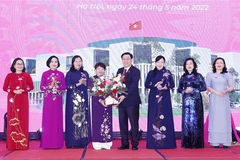 越南国会主席王廷惠会见第十五届国会女性代表
