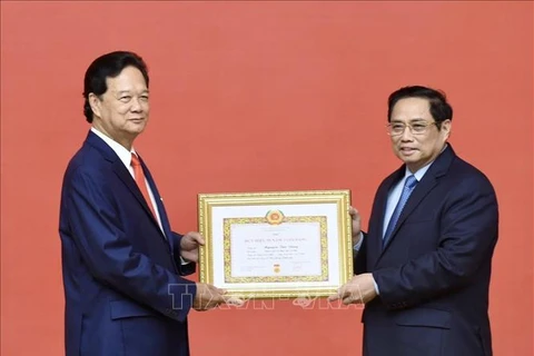 原越南政府总理阮晋勇获颁55年党龄纪念章