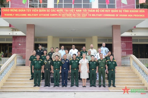 各国驻越国防武官代表团访问庆和省军事指挥部
