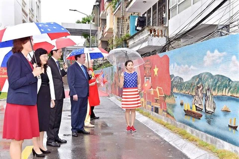 越南女画家通过绘画搭建越美两国友谊桥梁