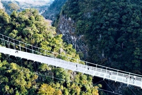 山罗省木州县的世界最长玻璃桥——白龙桥正式落成