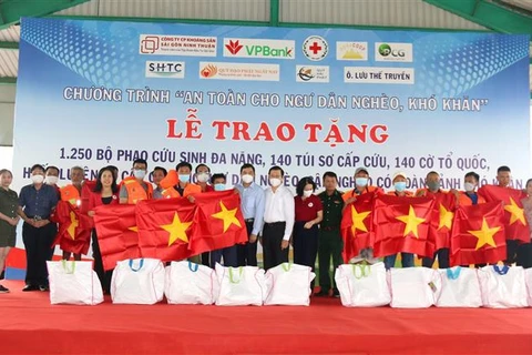 越南的海洋和岛屿：向平顺省渔民赠送国旗和多功能救生衣