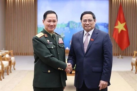 越南政府总理范明政会见老挝人民军总参谋长坎良·奥萨宋