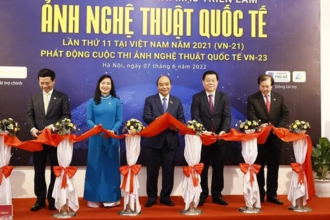 越南国家主席阮春福出席2021年第11届越南国际艺术摄影展