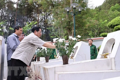 越南政府总理范明政在河静省向各位英烈上香 看望慰问优抚对象