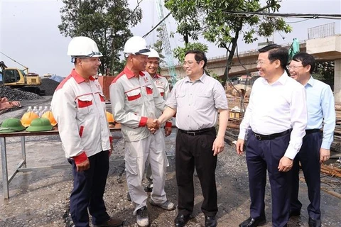 越南政府总理范明政与全国工人和劳动者举行对话