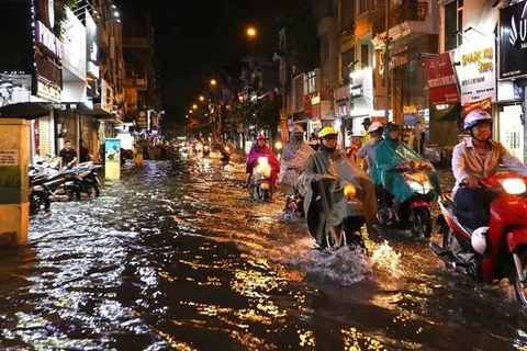 河内市出现强降雨天气 多处严重积水
