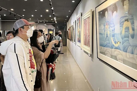 胡志明市首次举行丝绸画展
