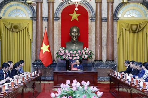 越南国家主席阮春福会见老挝国家主席办公厅主任肯玛尼•波尔塞娜