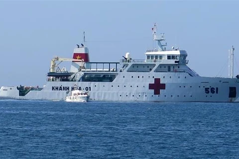 越南海军现代医院船为富安省人民免费体检和发放药物