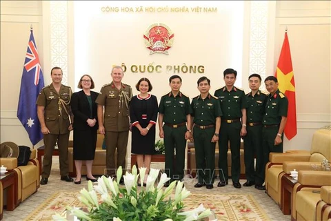 越南国防部长藩文江会见澳大利亚驻越大使 