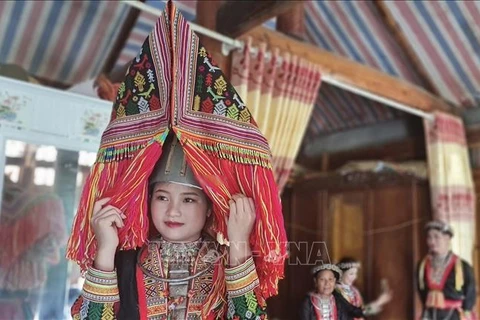 安沛省红瑶族同胞致力于保护传统服装文化 