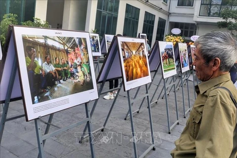 “烙印”的第三次新闻摄影展在河内举行 