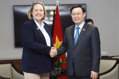 越南国会主席王廷惠会见英国贸易部大臣安妮-玛丽•特里维廉
