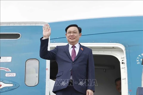 越南国会主席王廷惠回到河内 圆满结束对匈牙利和英国的正式访问