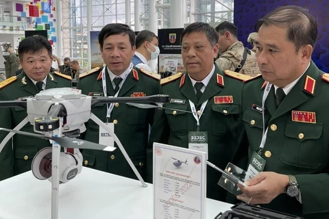 越南国防部代表团参加2022年国防工业展览会