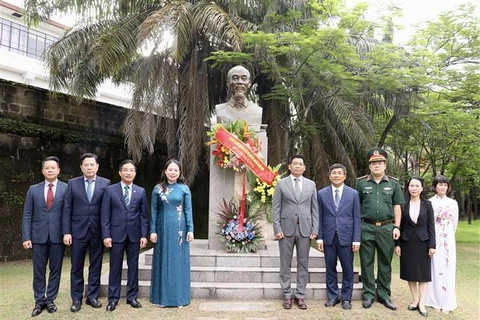 越南国家副主席武氏映春向设在首都马尼拉东盟公园的胡志明像敬献鲜花