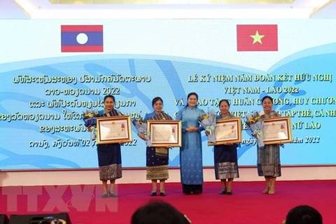 越南向老挝妇女联合会各集体和个人授予勋章和徽章