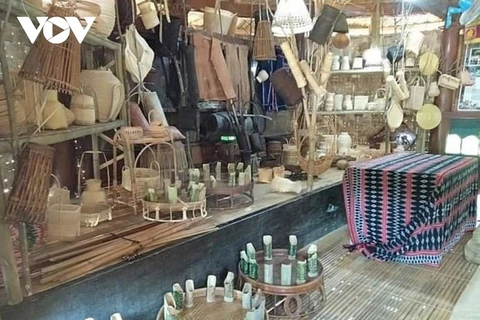 广南省戈都族同胞恢复传统编织手工业