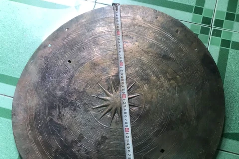 同塔省发现距今约2000-2300年的东山铜鼓