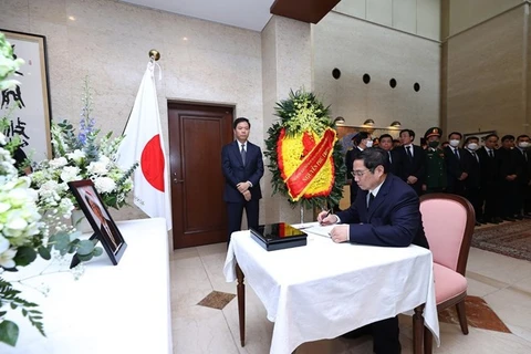 越南高级领导人在纪念簿上留言 吊唁日本前首相安倍晋三