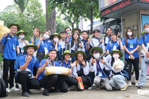 胡志明市青年在老挝开展志愿者服务活动