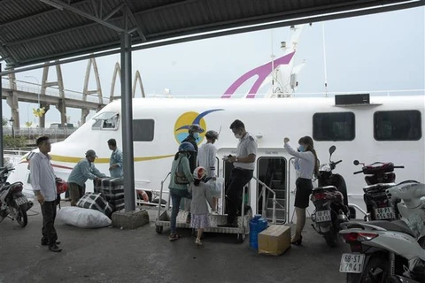 坚江省各岛屿的游客已安全返回大陆抵达陆地 