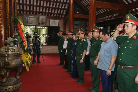 7·27伤残军人烈士日：越南国防部长潘文江在7·27国家历史遗址进香