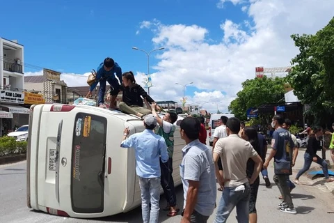 广治省9号国道客车翻车事故：及时将14名外国人从车中救出