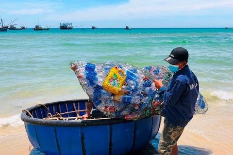 广南省渔民远海捕捞后带垃圾上岸