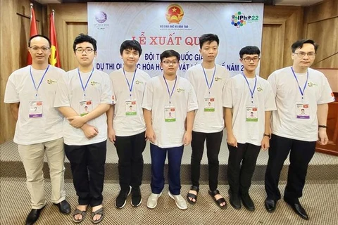 越南队5名学生在2022年国际物理学奥林匹克全部夺牌