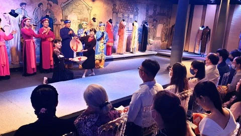 体验表演非物质文化遗产 让国际游客更加了解越南文化
