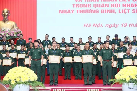 越南伤残军人与烈士日75周年：越南国防部长率团探访越南退伍军人协会中央委员会