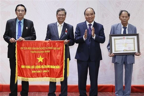 国家主席阮春福授予第五区民医委员会“人民武装力量英雄”称号
