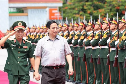 越南政府总理范明政造访越南国防部第四军区：第四军区是表达对为国牺牲的烈士们之地