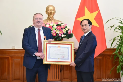 越南向匈牙利驻越大使奥里·恰巴颁发友谊勋章
