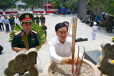 政府常务副总理范平明在河江省渭川国家烈士陵园向英雄烈士们上香