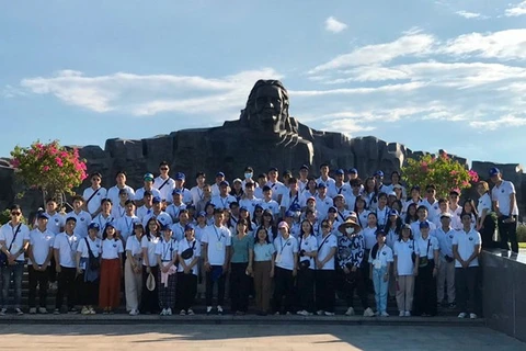 旅外越侨青年代表团向广南省越南英雄母亲塑像上香