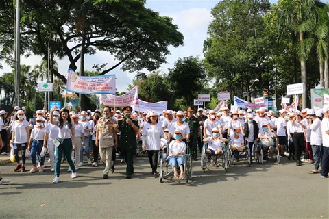 胡志明市5000多人参加“为橙剂受害者步行”活动