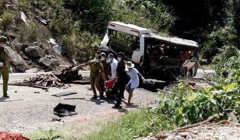 老挝发生严重车祸 致使6人死亡 其中有一越南人