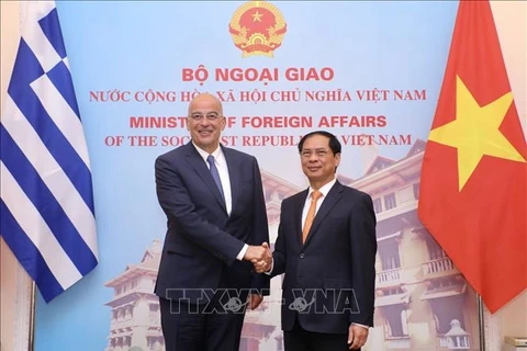 越南外交部长裴青山与希腊外长尼科斯举行会谈