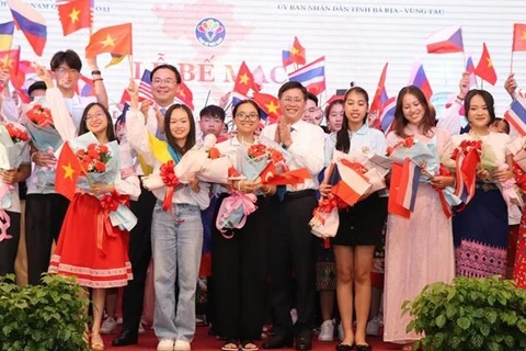 2022越南夏令营闭幕 增进新一代越侨与祖国家乡之间的密切联系 