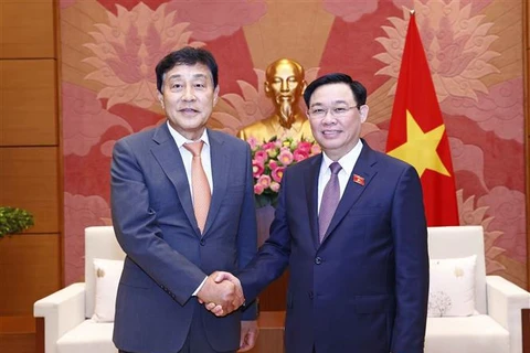 越南国会主席王廷惠会见韩亚金融集团总裁金正泰